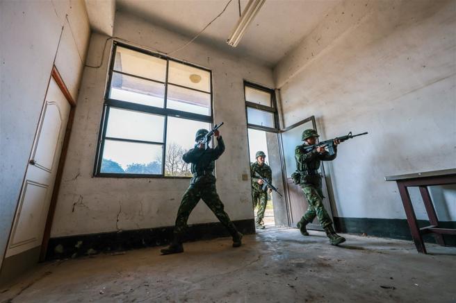 陸軍專科學校今年於寒訓期間，新增特戰6項核心職能等課程；昨日教官帶領專20期學生組成的6人小組，執行家屋搜索等突發狀況處置示範，藉由專業講解，以及參訓學生實際演練，提升軍事素養與戰技。（記者謝承宏攝）