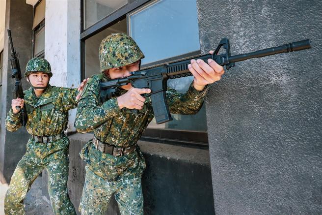 陸軍專科學校今年於寒訓期間，新增特戰6項核心職能等課程；昨日教官帶領專20期學生組成的6人小組，執行家屋搜索等突發狀況處置示範，藉由專業講解，以及參訓學生實際演練，提升軍事素養與戰技。（記者謝承宏攝）