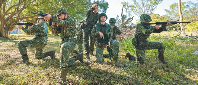陸軍專科學校專20期昨日寒訓進行「特戰6項職能」課程。
（記者謝承宏攝）