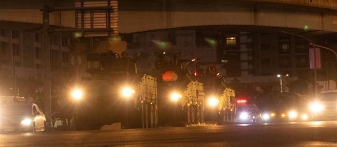 清晨時分寒風刺骨、視線不佳，官兵仍透過密切的通聯及豐富經驗，迅速機動至戰術位置。（記者尤韻婷攝）