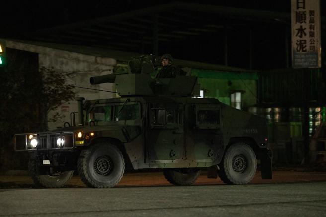 官兵駕駛拖式飛彈車機動至戰術位置。（記者尤韻婷攝）

