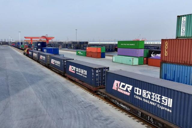 中欧班列部份货物被扣押至今已超过3个月，中俄双方外交部曾就此进行协商，但只有少部分货柜被放行，仍有大批货物堆积并缴纳滞港费。（图／搜狐网）