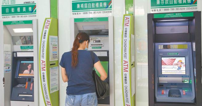 而ATM机台出包过往也曾发生过，有民眾今年过年期间拿着整本捆好的15万元现金准备存入ATM中，孰料ATM却因此发生故障，遭ATM吃钱。（图／示意图，与本案无关／资料照）