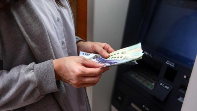 民眾在操作ATM前，最好在监视器前将钱进行清点，并在操作ATM后列印并保存交易明细，以便在发生问题时可以更快查询相关细节。（图／示意图，与本案无关／资料照）