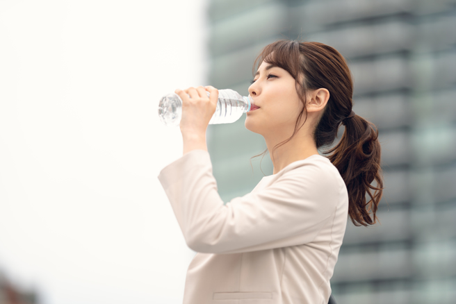 最新研究显示，停止喝瓶装水就能减少体内90％的塑胶微粒量。（示意图：Shutterstock／达志）