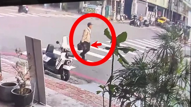 高雄警方调阅沿路监视器画面，发现张嫌于2月3日上午8点多骑单车出门，右手拎黑色垃圾袋徒步丢垃圾，疑内装死者头颅或凶器。（黄仲瑜翻摄）