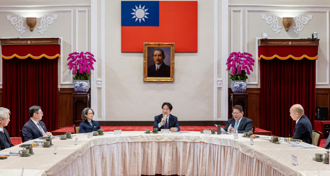 赖清德总统（中）10日在总统府内召开五院国政会商。圆桌左至右分别为：司法院代理院长谢铭洋、行政院长卓荣泰、副总统萧美琴、赖清德总统、总统府秘书长潘孟安、立法院长韩国瑜。（总统府提供）