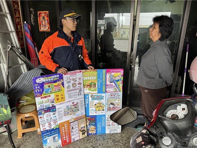 台南市政府消防局官田分队近日勤到村里办理防灾宣导，提醒民眾在节庆期间务必注意居家安全。（官田消防分队提供／张毓翎台南传真）
