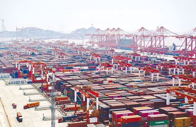 上海港在1月份處理了創紀錄數量的貨物，企業趕在美國關稅生效前和農曆新年前將產品裝船。（新華社）