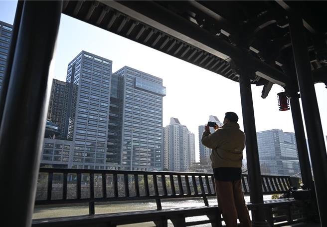 中国AI创新公司DeepSeek（深度求索）推出的大模型横空出世，在欧美掀起巨大讨论。（摘自中新社）