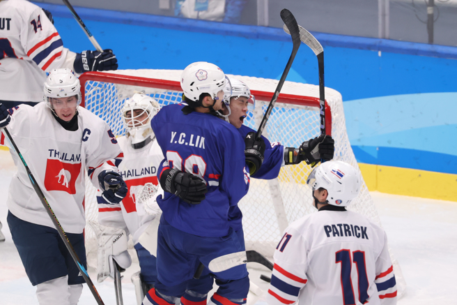 中華男子冰球隊在哈爾濱亞冬運小組賽勝場開胡。（中華奧會提供）