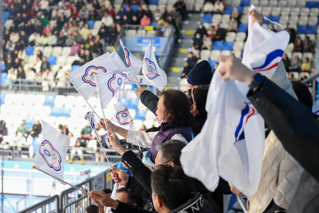 加油團為中華男子冰球隊熱情加油。（中華奧會提供）