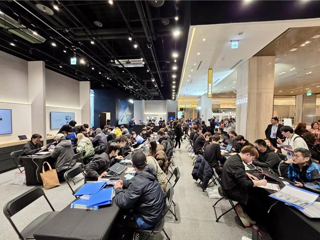 Galaxy S25系列11日上午10点开放早鸟预购取机，图为三星微风南山旗舰馆取机实况。（古明弘摄）