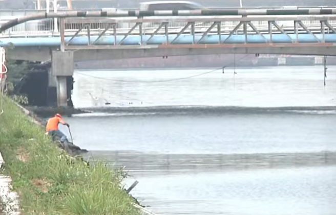 高雄分尸案今（11）日打捞作业进入第6天，警方在成功桥下设置渔网。（中时新闻网YT）