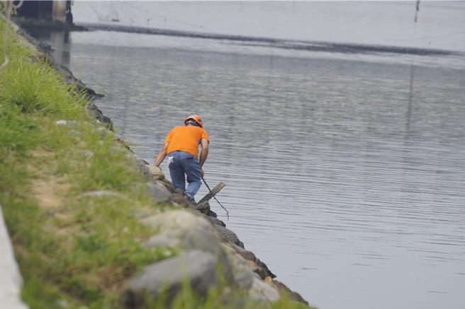 警方与消防局、警光潜水协会等单位，持续于前镇运河搜索。（任义宇摄）