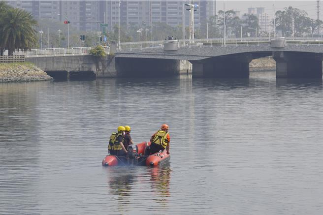 警方与消防局、警光潜水协会等单位，持续于前镇运河搜索。（任义宇摄）