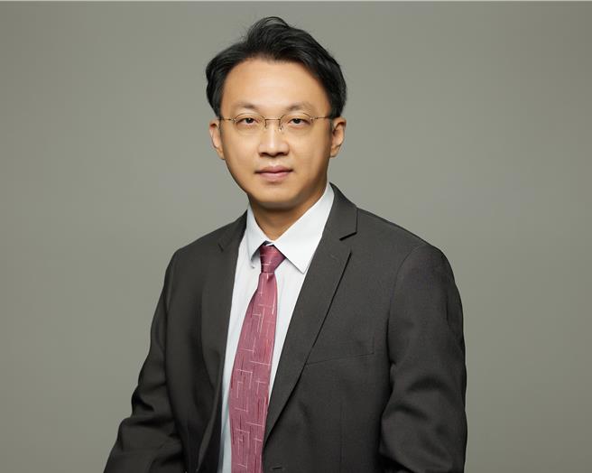 研究指导教授曾院介。（阳明交大提供）