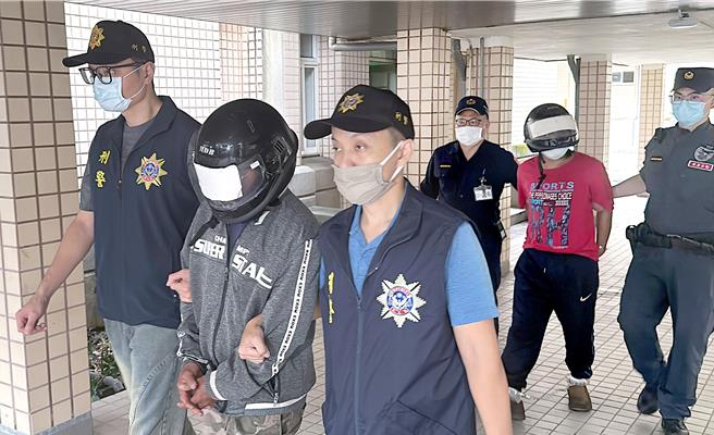 航警局與關務署台北關聯手查緝毒品，並逮捕外籍移工S嫌（左二）及A嫌（右二）。（航警局提供／范揚光桃園機場傳真）