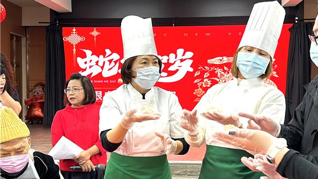 台东县政府社会处11日举办「金蛇贺年 青银献饺庆元宵」，集结各单位包制2万颗水饺分送县内独居长者，台东县长饶庆铃（左）到场展露包饺功夫。（蔡旻妤摄）