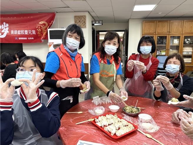 台东县政府社会处11日举办「金蛇贺年 青银献饺庆元宵」。（蔡旻妤摄）