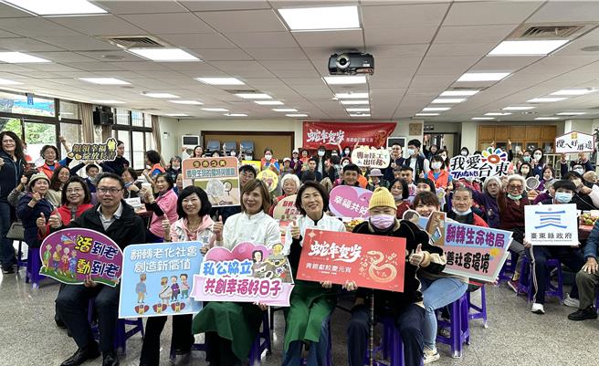台东县政府社会处11日举办「金蛇贺年 青银献饺庆元宵」。（蔡旻妤摄）