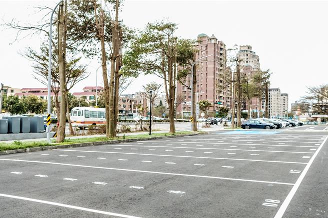 亦捷科技承攬快捷9號公車11日試營運跳票，縣府決定即日起廢止亦捷籌備經營路權。（羅浚濱攝）