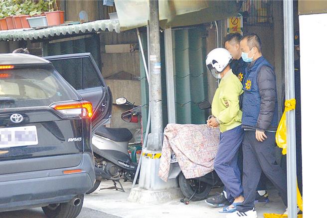 高雄检警10日将张嫌（右二）借提至其住家进行勘验。（本报资料照）