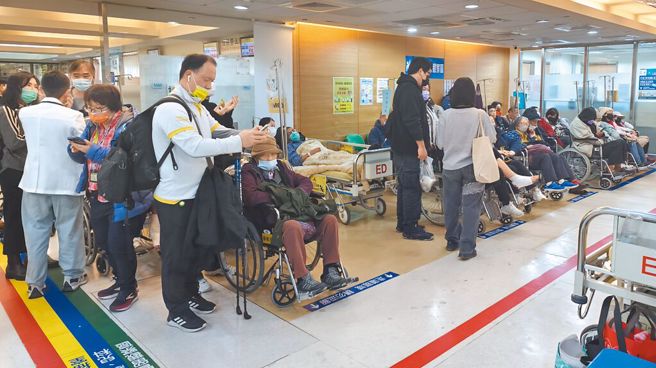 春节后急诊人潮大增，双北多家医学中心10日一度通报满床。图为台大医院急诊室内人满为患。（陈君玮摄）