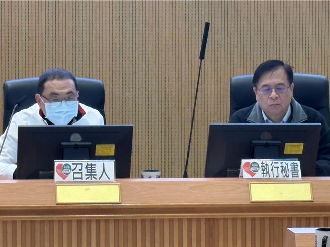 新北市長侯友宜11日主持道安會報，他指出高齡者、青少年無照駕駛將列為交通防制重點。（高鈞麟攝）