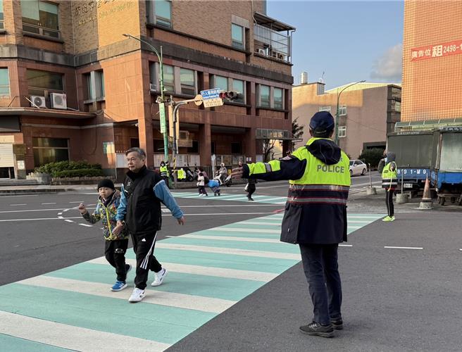 隨著高齡化時代來到，高齡者人口數逐漸上升，防護力道要加強。（金山警分局提供）