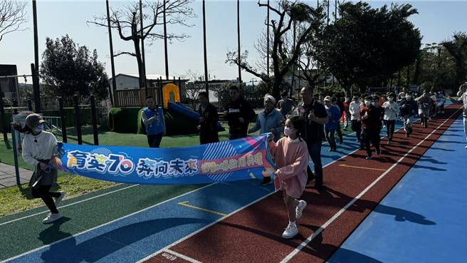 淡水育英国小开学日举行新操场的启用典礼。（张铠乙摄）