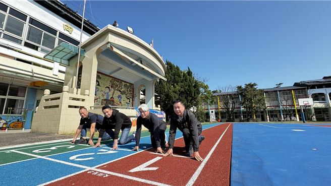 淡水育英国小开学日举行新操场的启用典礼。（张铠乙摄）