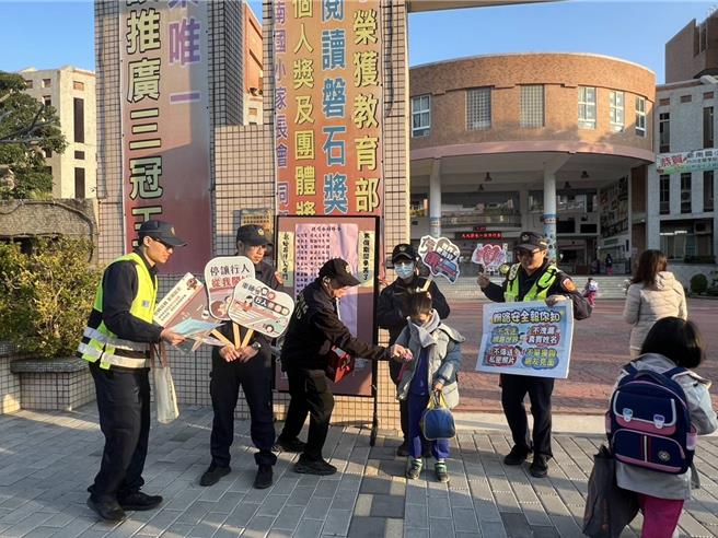 2月11日是苗栗县国民中小学开学日，苗栗县警局动员5分局贴心守护学童平安上放学。（苗栗县警局提供／谢明俊苗栗传真）