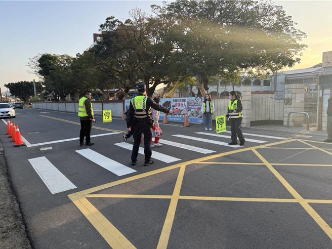 2月11日是苗栗县国民中小学开学日，苗栗县警局动员5分局贴心守护学童平安上放学。（苗栗县警局提供／谢明俊苗栗传真）