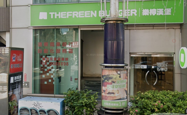 「樂檸漢堡」台南民族遠百門市，已在7日息燈，引起在地人哀號。（圖／翻攝自Google Map）