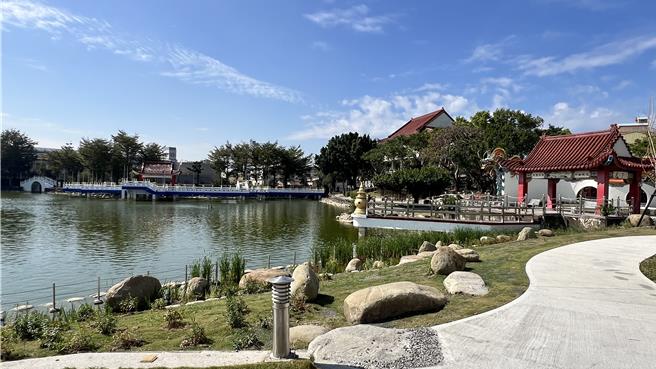 台南市下营区武承恩公园1期改造工程完工，增加大片草坡、亲水空间，整体环境如披上绿衣。（张毓翎摄）