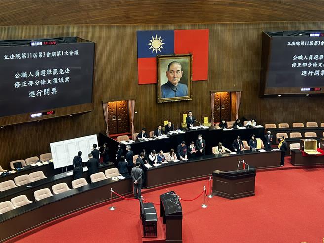 立法院10日处理行政院《公职人员选举罢免法》覆议案。（陈薏云摄）