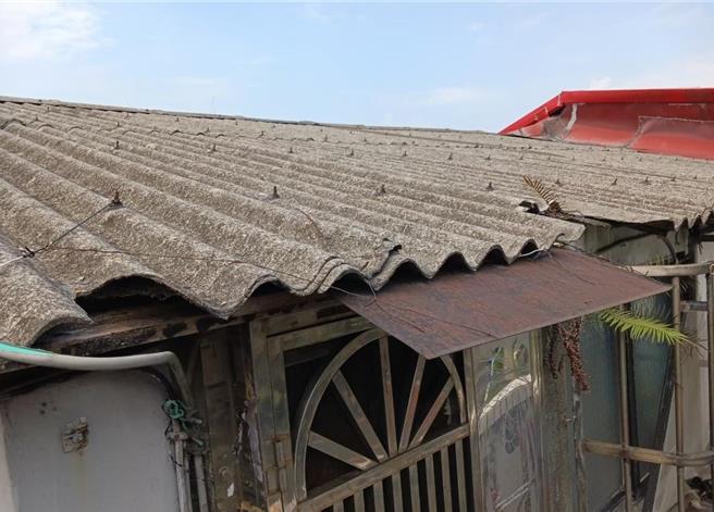 即日起至10月31日前可向环保局申请石绵建材废弃物清除处理补助，环保局将安排业者协助清除。（环保局提供）