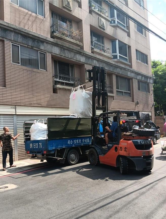 协助民眾清运石绵建材废弃物。（环保局提供）