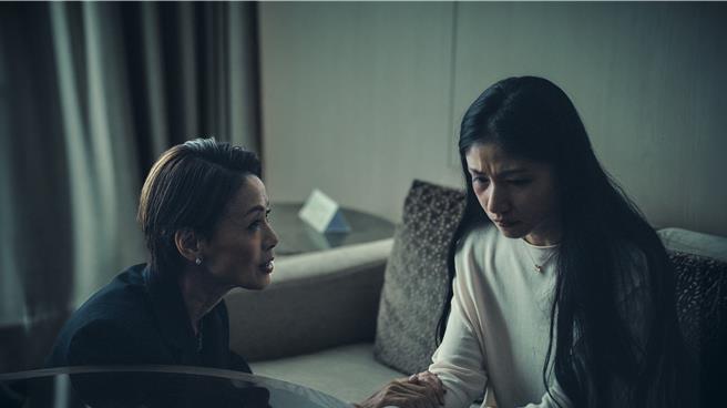 柯淑勤（左）饰演王牌经纪人，拦截李千娜（右）被家暴婚变消息。（镜文学提供）