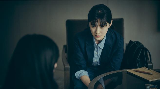 林予晞饰演周刊记者追独家。（镜文学提供）