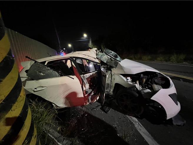 白色轿车昨（10）日深夜行经彰化县花坛乡三芬路时，不明原因自撞电线杆，撞击力道猛烈，造成车体严重凹陷变形，车上4人分受轻重伤。（警方提供／叶静美彰化传真）