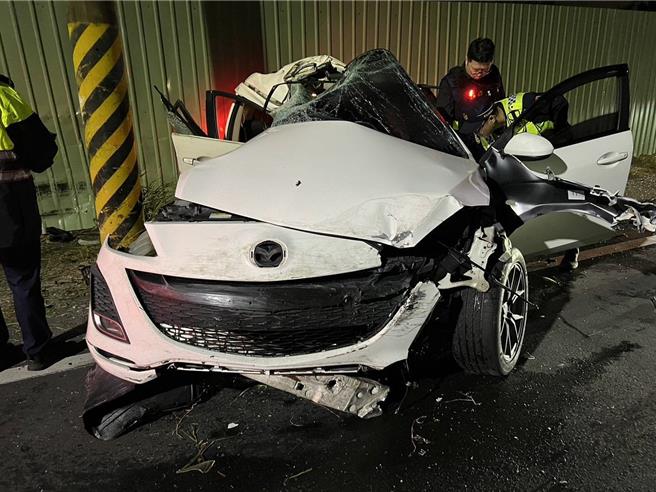 白色轿车昨（10）日深夜行经彰化县花坛乡三芬路时，不明原因自撞电线杆，撞击力道猛烈，造成车体严重凹陷变形，车上4人分受轻重伤。（警方提供／叶静美彰化传真）