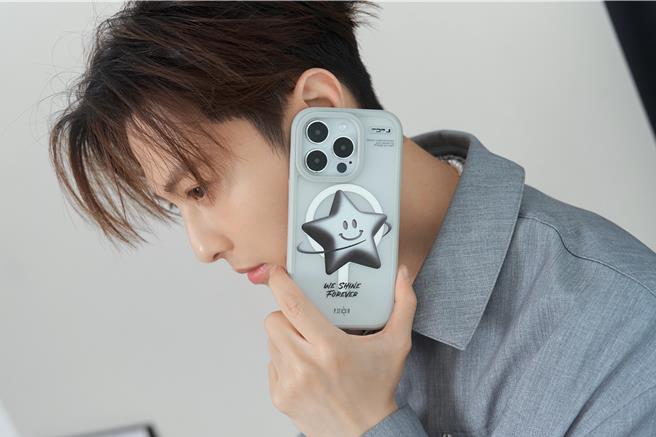 王子邱胜翊跟手机壳品牌联名出各类款式保护壳，销量大获讚赏。（喜鹊娱乐提供）