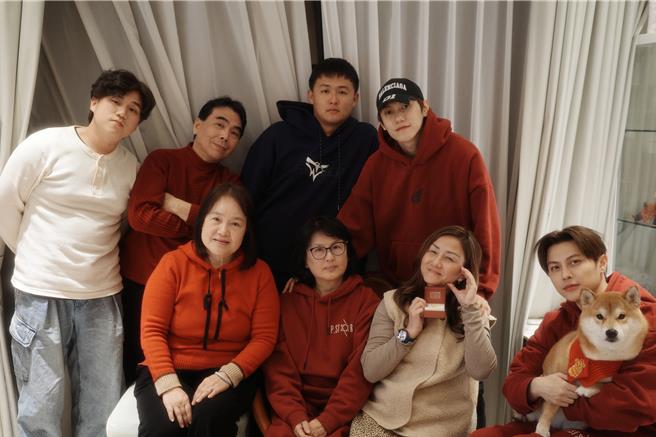 王子邱胜翊与弟弟邱宇辰过年带着家人到宜兰走春。（喜鹊娱乐提供）