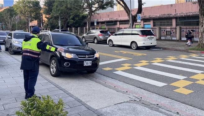  員警在開學日至各校周圍疏導交通，守護學童安全。(翻攝照片／林郁平台北傳真）