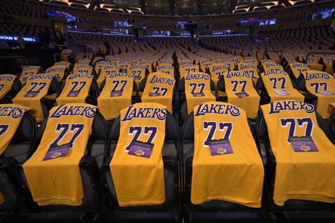 东契奇转战湖人的第一场比赛，球团在赛前于主场摆放了他身穿的77号战袍来迎接他。(路透)