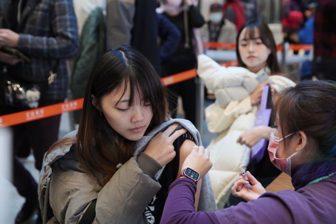 流感疫情狂飙，上周新增128例重症、28人死亡；图为民眾抢打公费流感疫苗。（记者黄世麒摄）