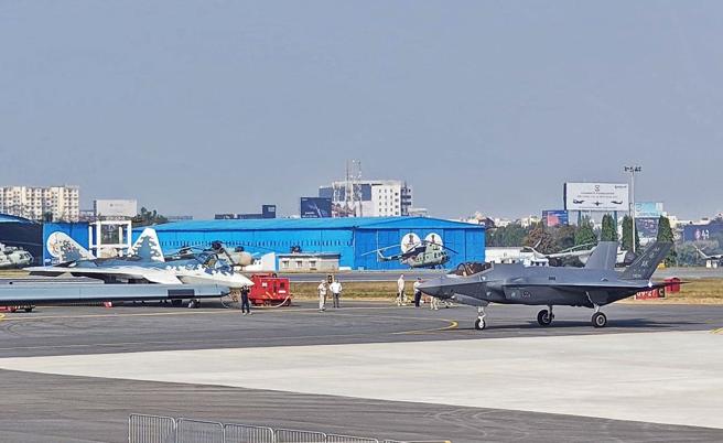   美军F-35A战机（右），在「印度航空展」中，首度与俄国Su-57原型机同框，写下罕见纪录。
（取自俄国驻印度大使馆「X」帐号）