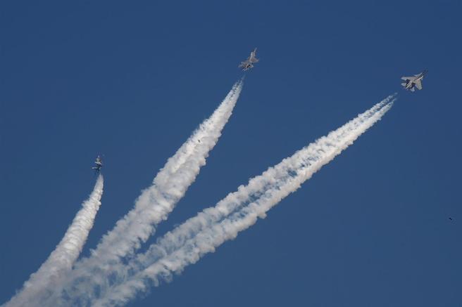 印度空军Su-30MKI战机作为地主担纲飞行表演，为后续活动暖身。图为其进行预演。（取自印度国防部发言人「X」帐号）